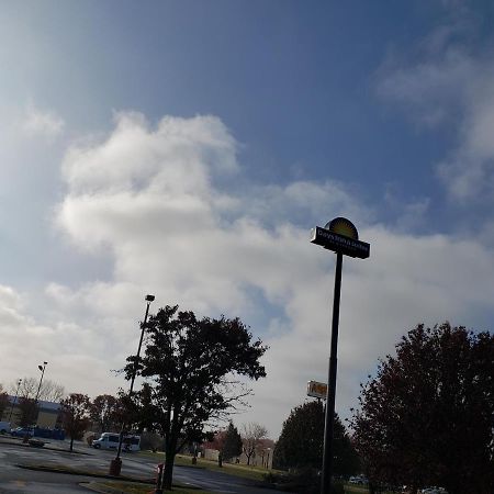 Days Inn & Suites By Wyndham Мерилвил Екстериор снимка