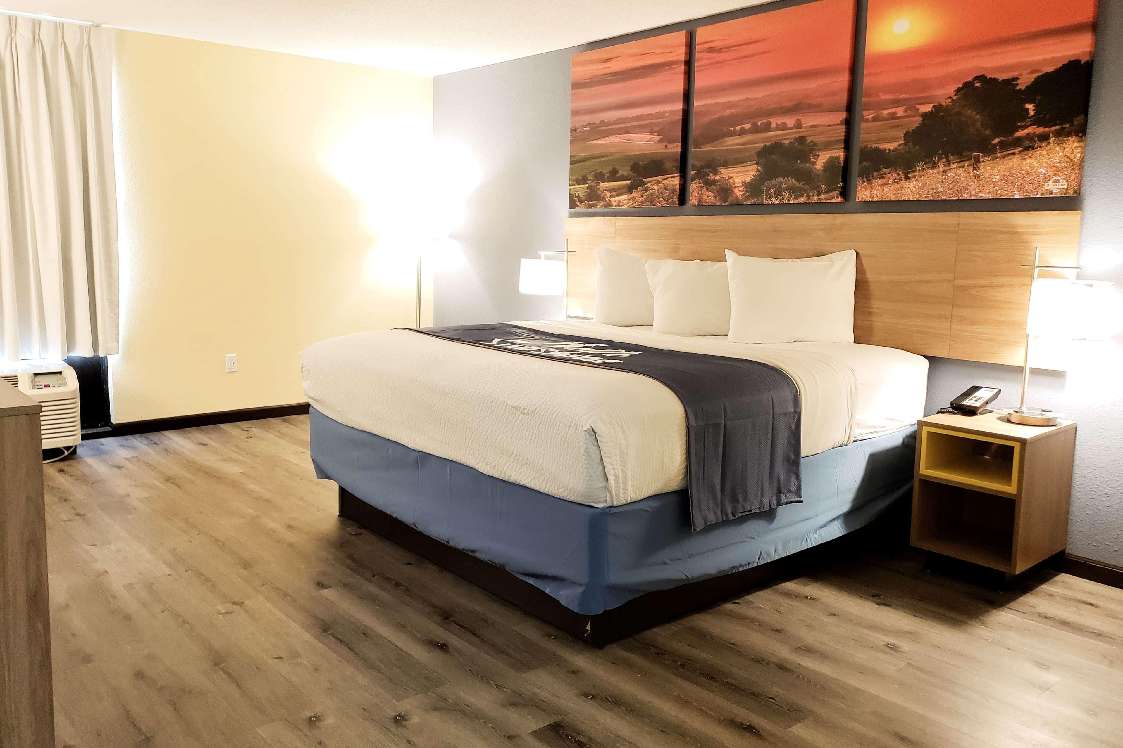 Days Inn & Suites By Wyndham Мерилвил Екстериор снимка