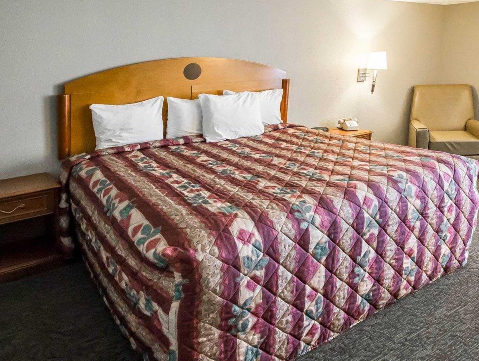 Days Inn & Suites By Wyndham Мерилвил Екстериор снимка