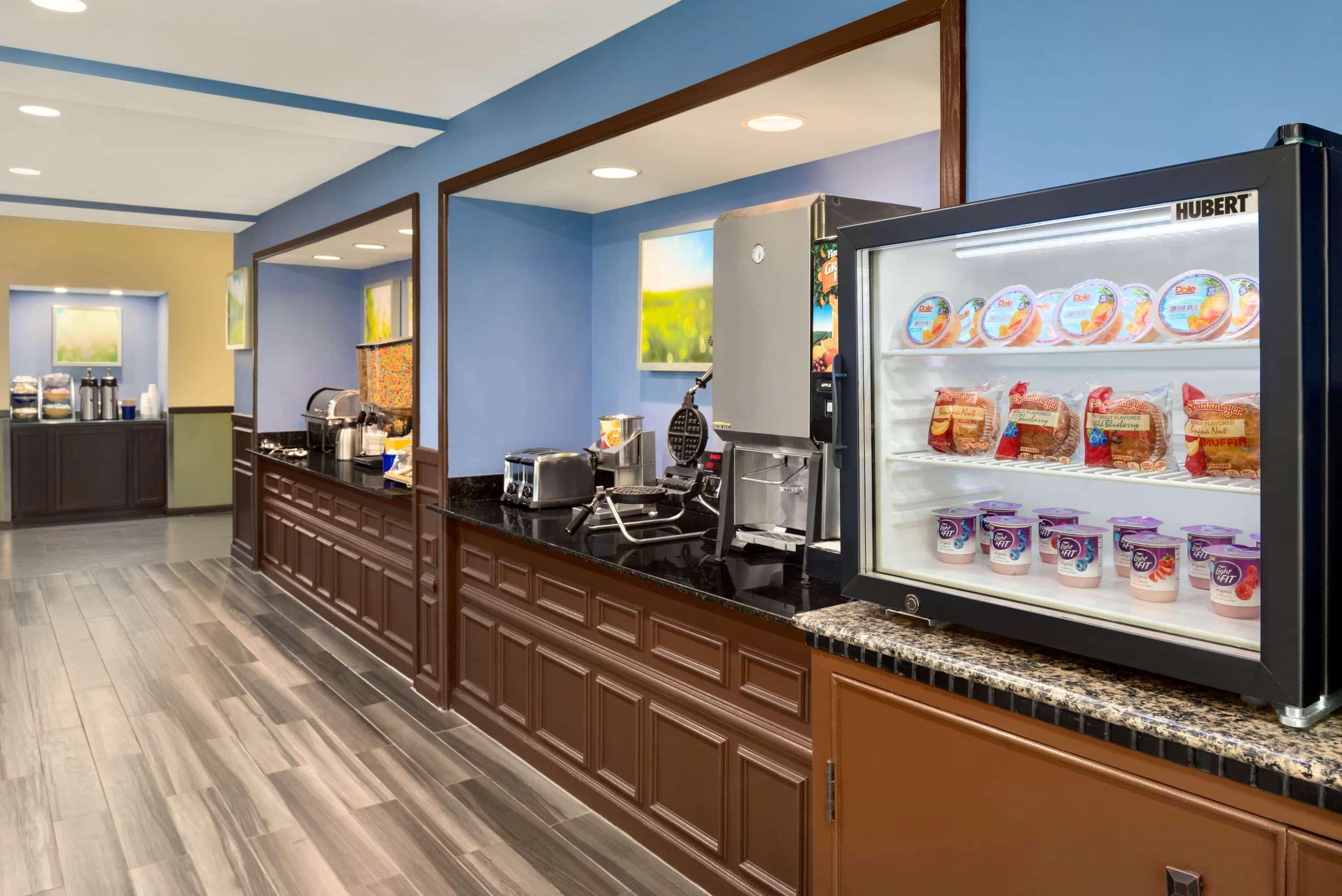 Days Inn & Suites By Wyndham Мерилвил Екстериор снимка