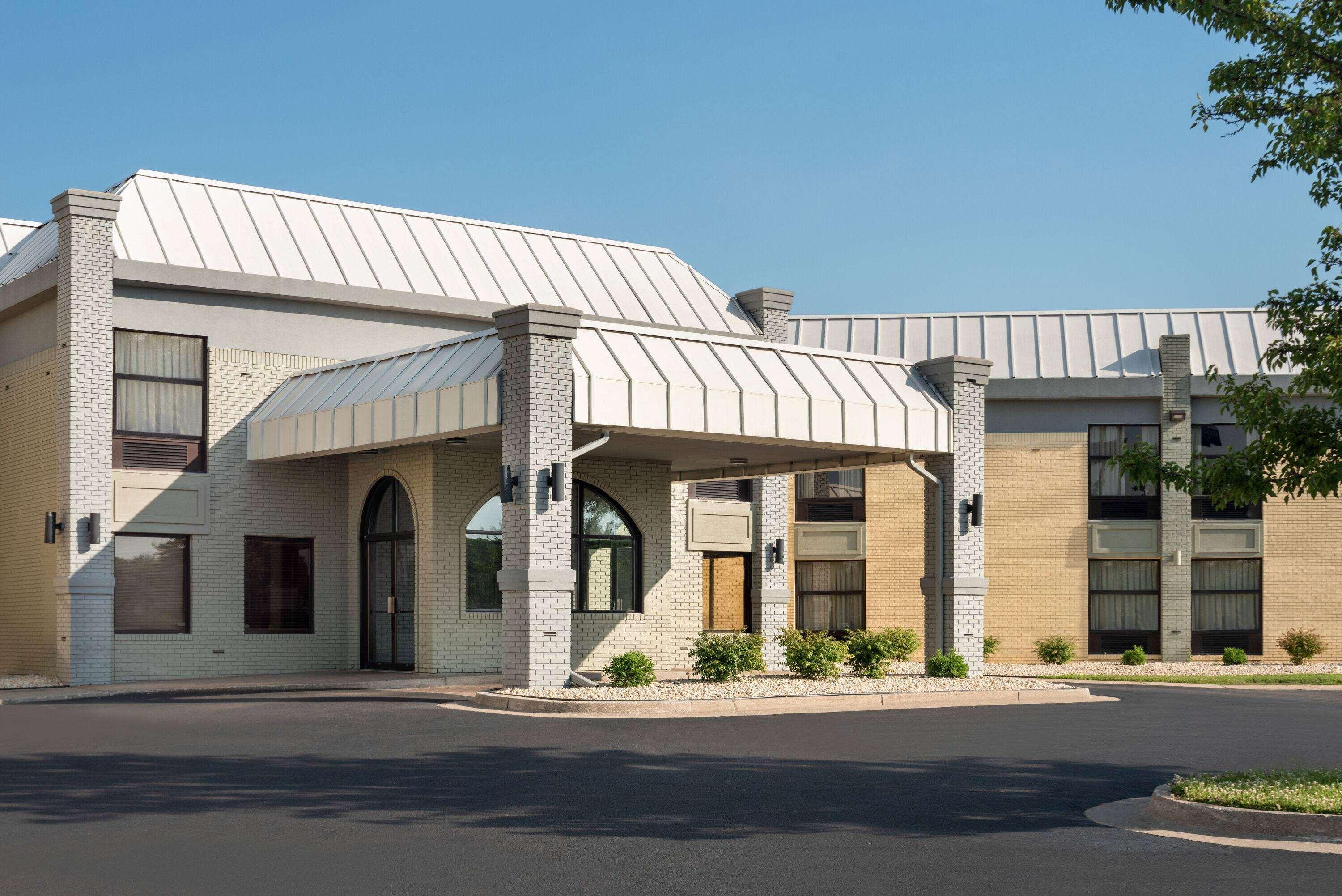 Days Inn & Suites By Wyndham Мерилвил Екстериор снимка