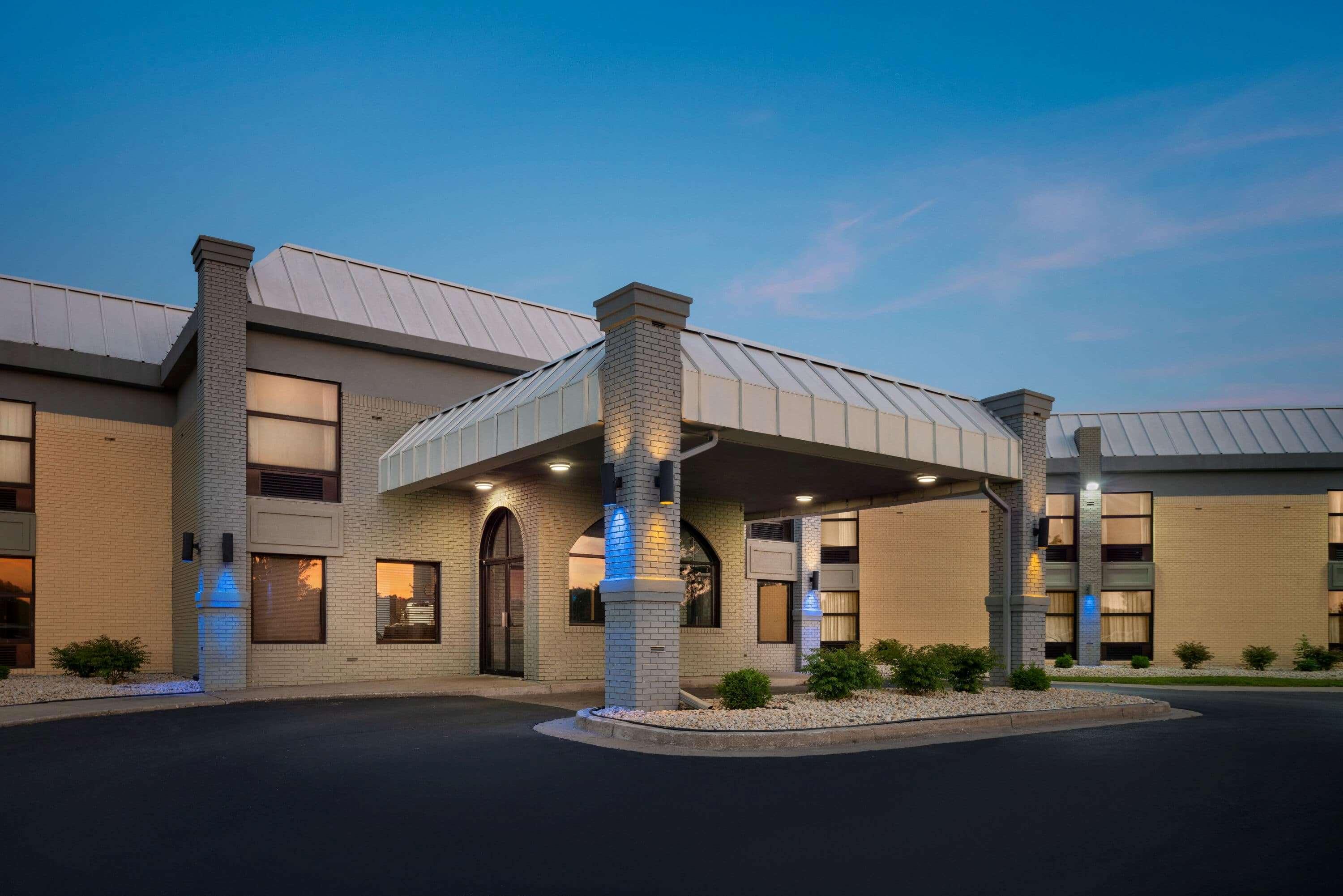 Days Inn & Suites By Wyndham Мерилвил Екстериор снимка