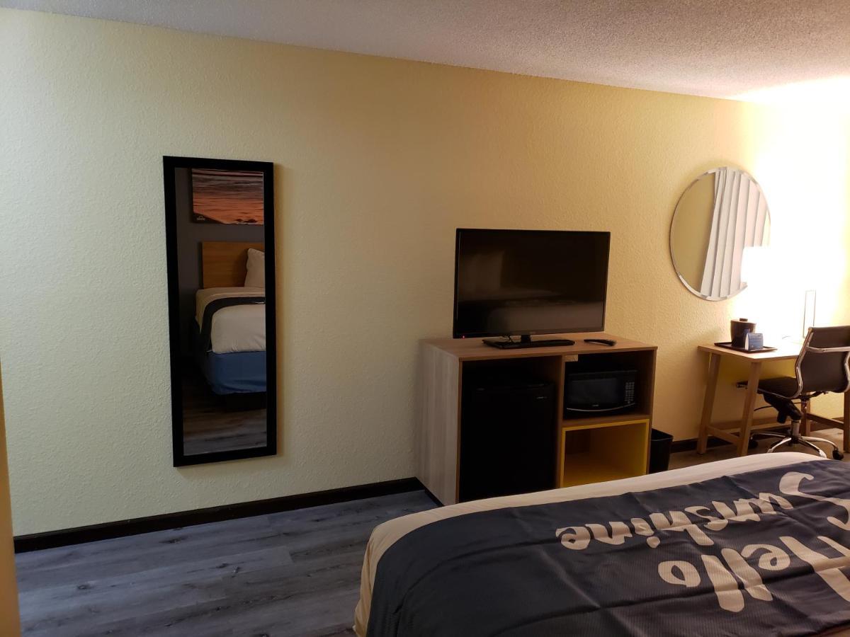 Days Inn & Suites By Wyndham Мерилвил Екстериор снимка