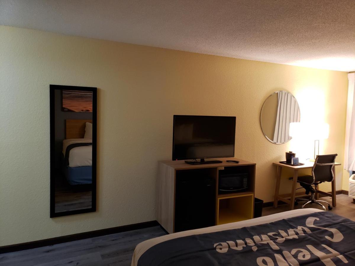Days Inn & Suites By Wyndham Мерилвил Екстериор снимка