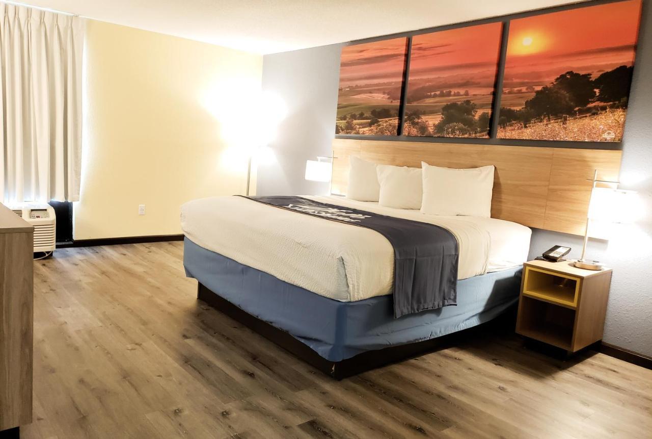 Days Inn & Suites By Wyndham Мерилвил Екстериор снимка
